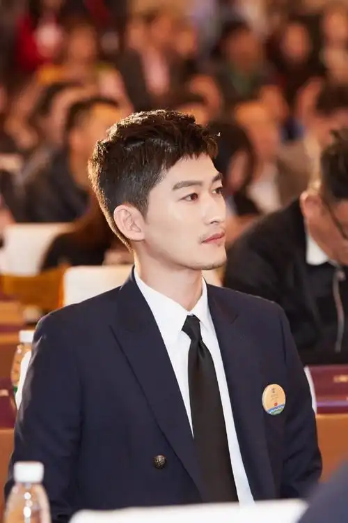 张翰海员制服亮相春交会,出众气质,短发胡渣造型太帅