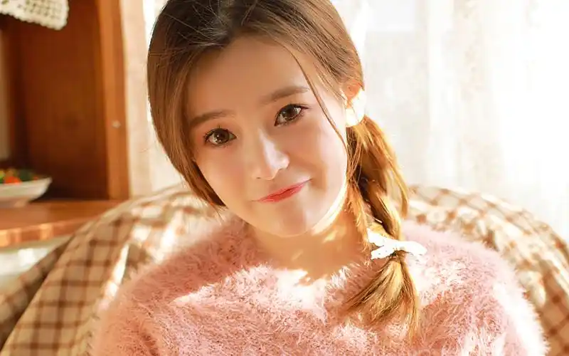 俏皮大眼美女图片高清桌面电脑壁纸