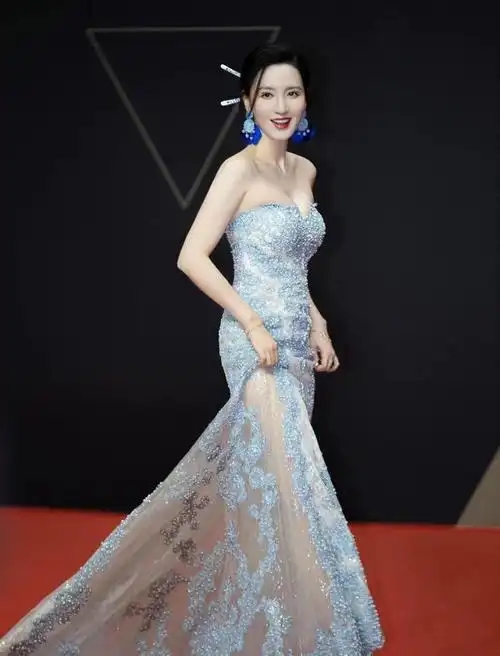 张萌美得像个洋娃娃穿红色连衣裙性感高贵阔天身材真能打