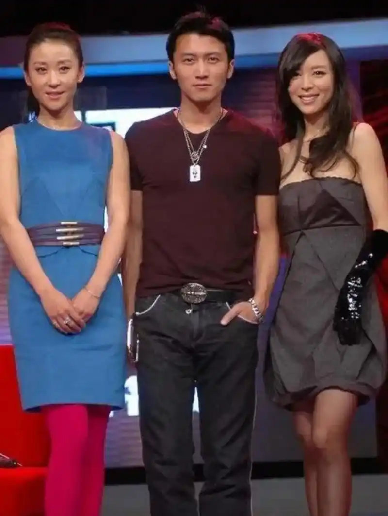 谢霆锋什么都好就是身高是短板,只有174cm,他老爸谢贤179cm,妈妈