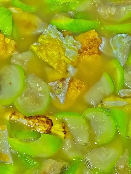 食材:丝瓜,鸡蛋做法:16615丝瓜切成滚刀块,加盐抓拌均匀腌制十