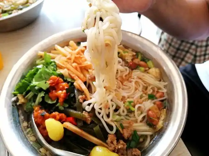 早上一碗生榨粉那股酸香,是中午的生榨粉所不及的.