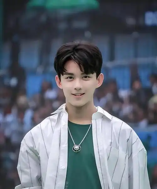 同样演志愿军吃土豆,把易烊千玺和张子枫放在一起看,差别出来了