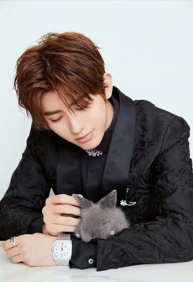 蔡徐坤又来撩人了,穿上黑色西装如王子般高贵,怀抱着小兔子又那么温柔