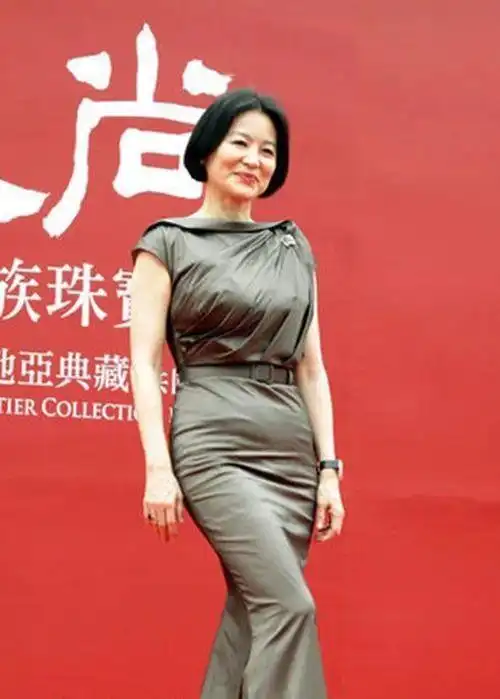 林青霞一袭红裙明艳大气,近照暴露脸上皱纹,这才是65岁真实模样