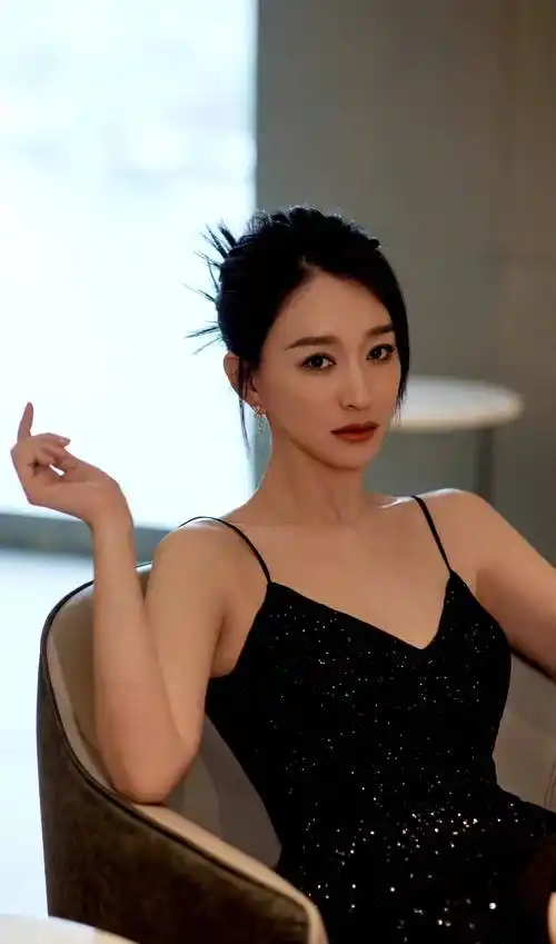 李小冉 2023年05月04日 精美图集 优雅迷人_女性_身材_性格