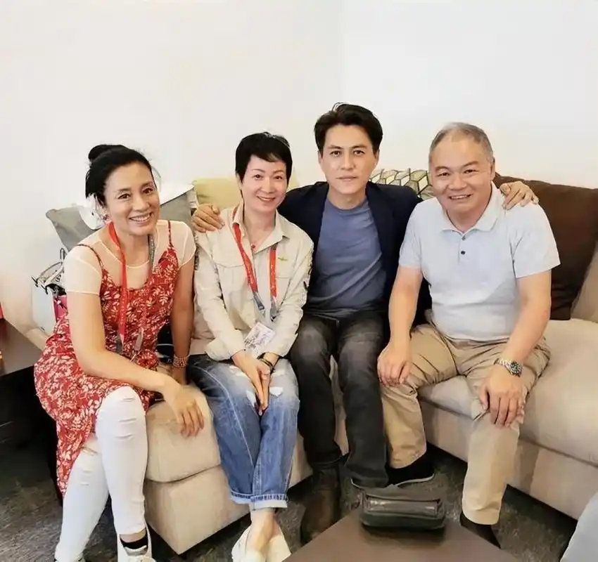 靳东家庭照曝光!外甥女长相精致不输明星,亲妹妹和他共用一张脸