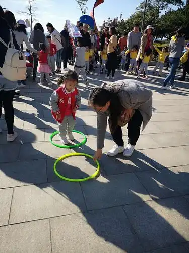 我们又进行了亲子活动——小脚踩大脚,快来为我们大朋友和小朋友们