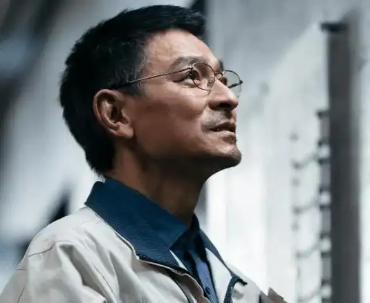 2021年春节档,由刘德华和肖央联合主演的《人潮汹涌》虽然一开始票房