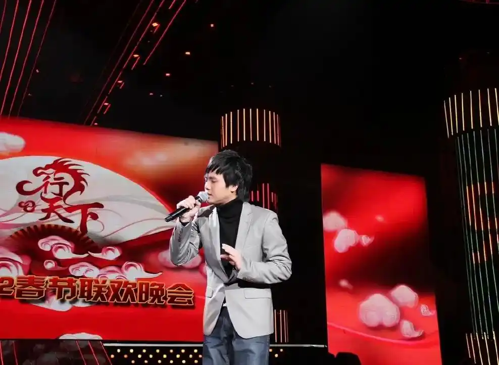 郑源2012龙年春晚迷人照,距离现在整整12年了,这些照片还 - 抖音