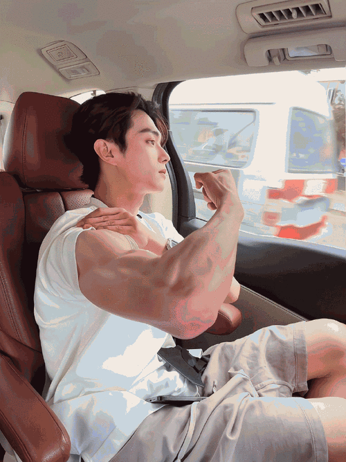 许凯1888块腹肌双开门    #许凯 金刚芭比