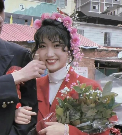 幸福回忆杀:网友晒妈妈当年结婚照,90年代婚纱比想象中更美