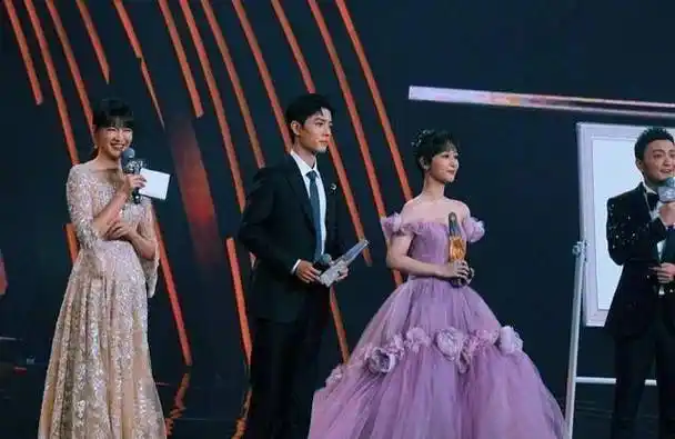 星光大赏杨紫四次对肖战喊加油,微博之夜肖战全程照顾杨紫_裙子_时候