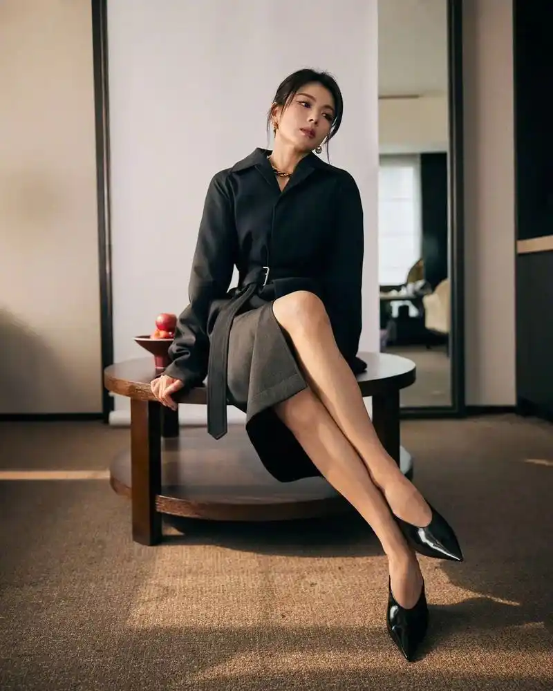 刘涛最新看秀造型,一身黑色大衣搭配尖头高跟鞋,分量感十足的金 - 抖
