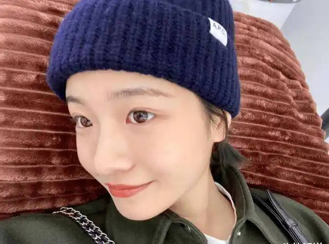 今年17岁的李庚希,长相非常有辨识度,虽说她没有像