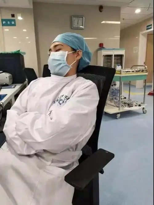 疫情一线 我院援鄂护士王丽的第一个大夜班