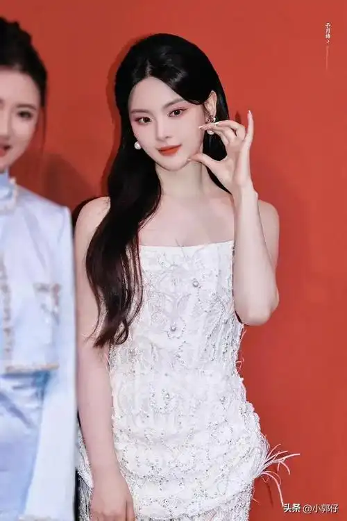 杨超越身穿钉珠蕾丝礼服裙亮相上海时装周杨超越背部身材好绝啊