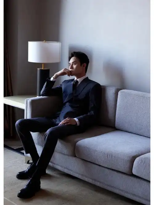 王凯西装皮鞋黑袜