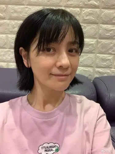 胡可素颜无滤镜大方自拍:真实的自己觉得挺踏实