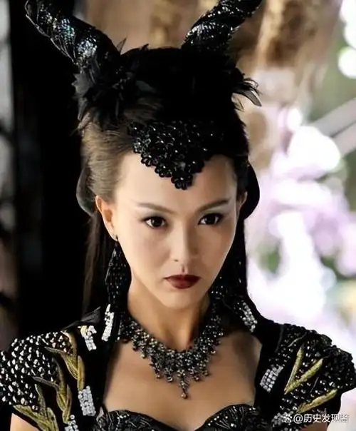 唐嫣新封面引爆话题,都市辣妹形象大解析,网友直呼:太会玩了!