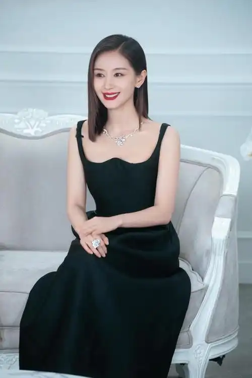 1米59又怎样?王子文一袭小黑裙配利落直发,小个子穿出了大气场