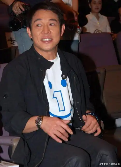 李连杰:从武林至尊到国籍之困,他的一生为何充满争议?