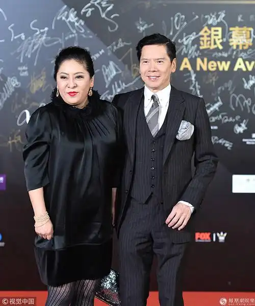 陈岚与好友庆59岁生日 向华强温暖陪伴 一瓶5000美金的酒抢个风头!