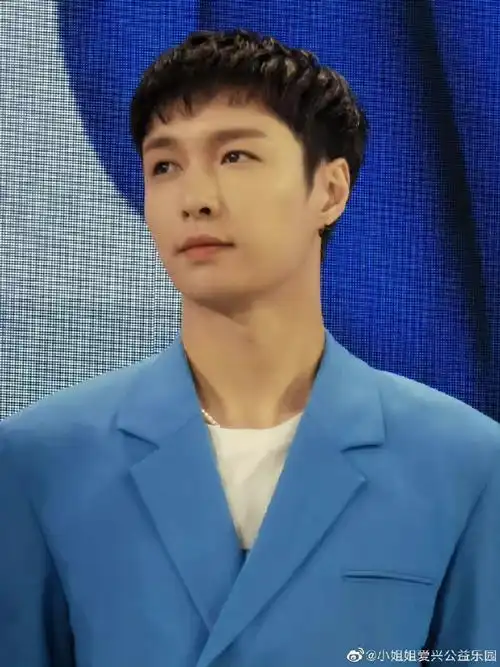 张艺兴蓝西装造型##张艺兴蓝衣黑发造型