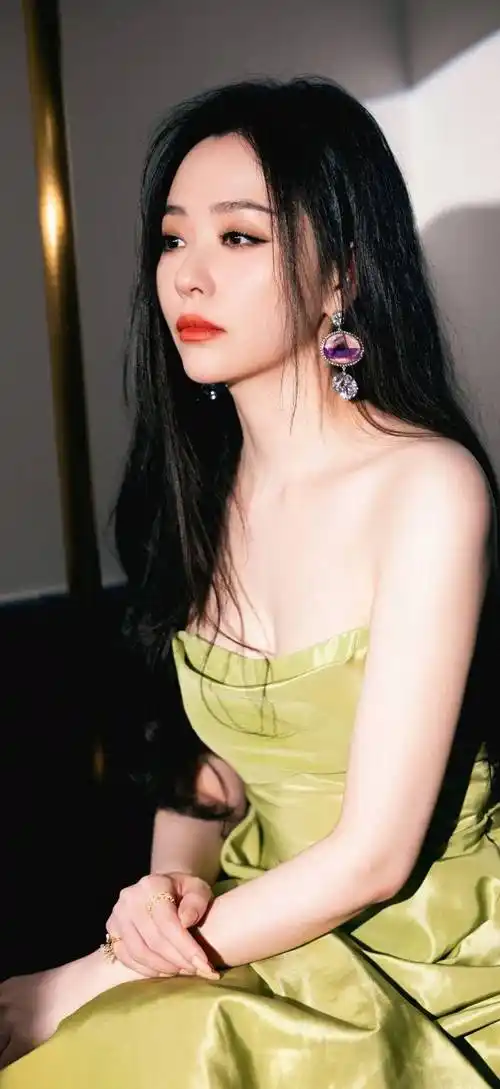 张靓颖性感美图草绿色抹胸长裙,盎然鲜明,酷光灯闪耀之夜_ain_魅力