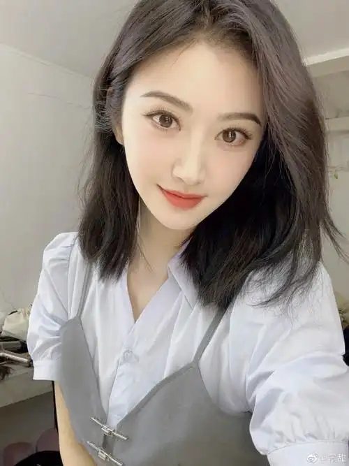 景甜春日鲜花自拍九宫格##景甜白衬衫吊带马甲造型