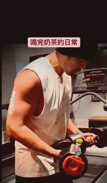 周杰伦大秀麒麟臂,身材赶超彭于晏,网友:哥练的胸肌我想靠!