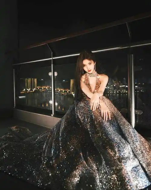 鞠婧祎红毯造型好美,一身金色流彩亮片礼服优雅高贵,女神范十足