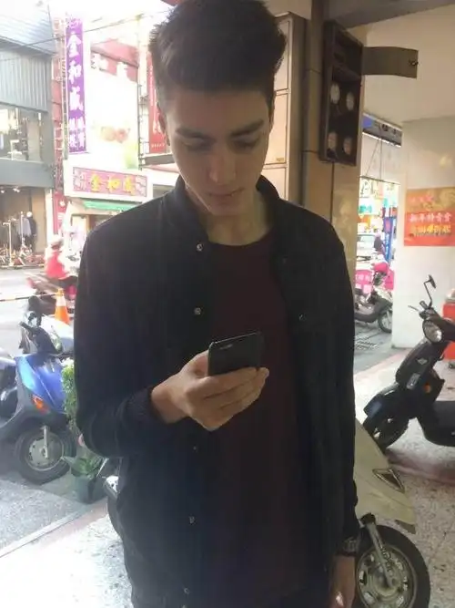 19岁男生身高1米9,中英混血帅到走路都有人求合影