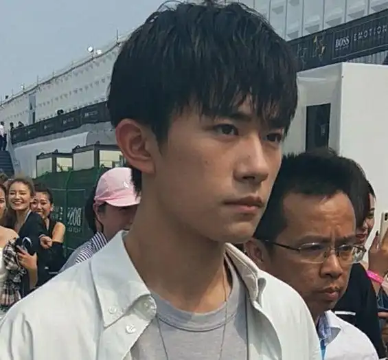 易烊千玺高清生图上线:毛孔胡茬痘印十分明显,男性魅力十足