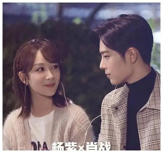 肖战与杨紫33岁秘密约会酒会上亲密交流眼神炙热友情深厚