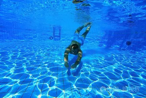 男子潜入游泳池照片-正版商用图片0f60ci-摄图新视界