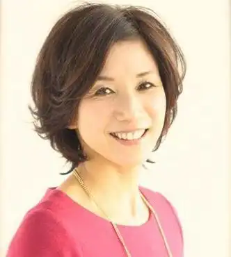 偏分短直发烫发尾发型,就非常适合长脸50岁女士呢,向后微卷的短发发型