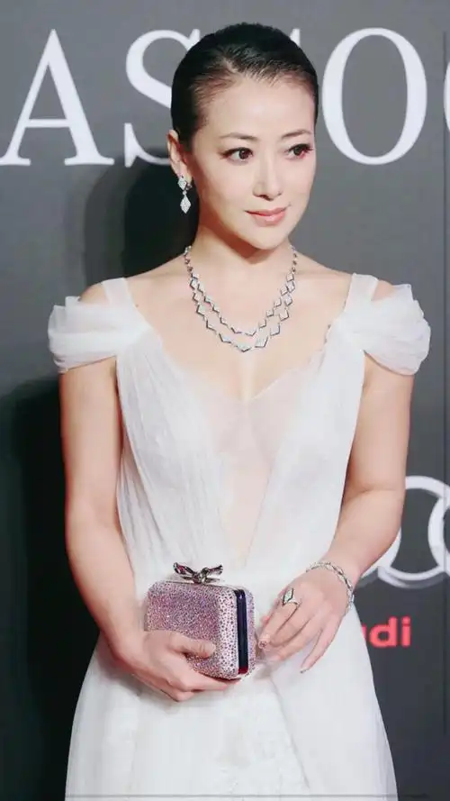 陈紫函低胸深v大秀事业线成熟女人的魅力完美呈现