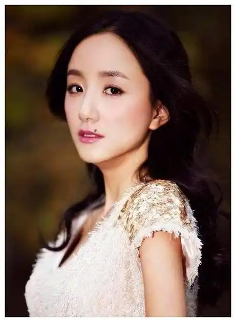 曾为救父16岁投身影坛,黄轩前女友今39岁,面容大变引猜疑