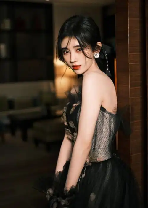 鞠婧祎穿黑纱裙惊艳红毯,抹胸设计秀直角肩,生图堪称自带精修