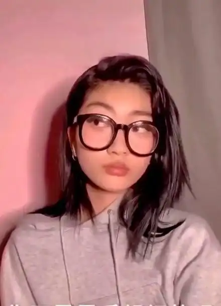 美妆# 有些人表面戴着啤酒瓶底眼镜 化.