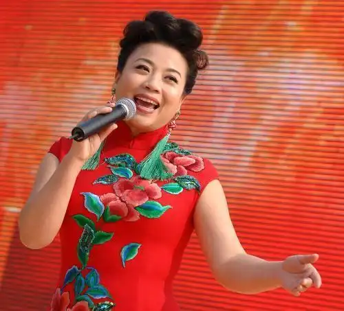 她23次登上春晚舞台 却因为工作太忙而离婚 现在她51岁了 还是单身!