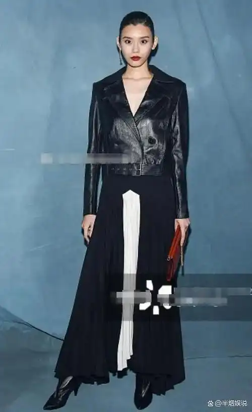 与她的身材形成了鲜明的对比,奚梦瑶身上穿着一件黑色的短款皮衣,将她