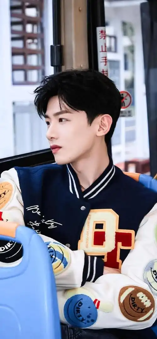 白敬亭壁纸真的太爱啦!#白敬亭裤子上挂玩偶