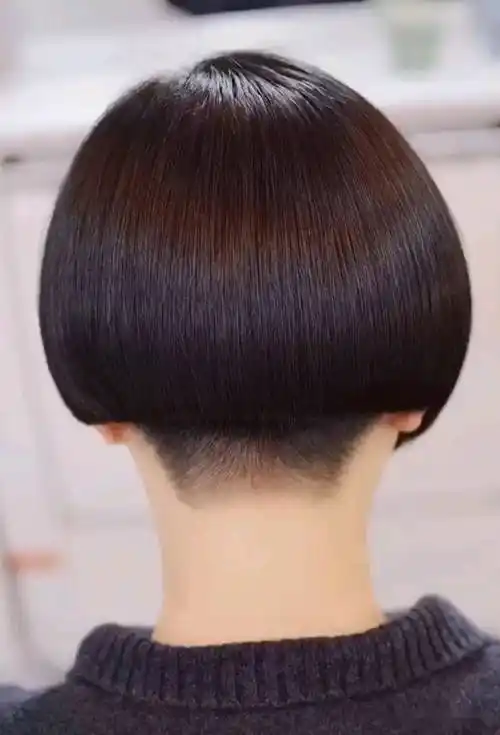 推边短发是一种时尚且极富个性的选择.