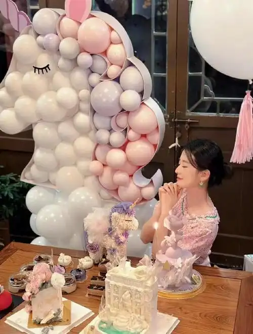 乔欣29岁庆生照穿搭亮眼,粉色碎花裙搭配丸子头,清纯又甜美!