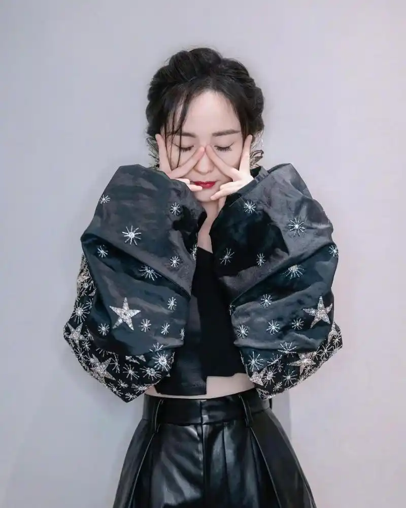 杨幂的卖萌嘟嘟嘴剪刀手"六连拍",元气活力满满,美成少女