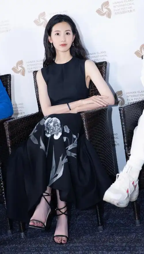 陈都灵把黑色连衣裙穿出了精致感连衣裙的花纹是亮点美得脱俗