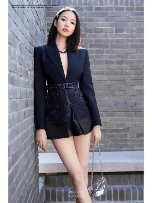 世界小姐张梓琳身穿纪梵希西服好美