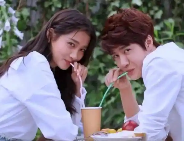 原创王一博跟关晓彤甜蜜旧照被扒鹿晗的油条突然没那么香了